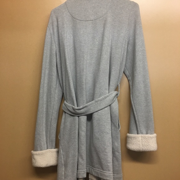 VS Robe - Picture 3 of 3